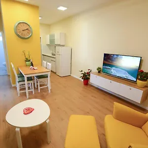 לבקר במלון